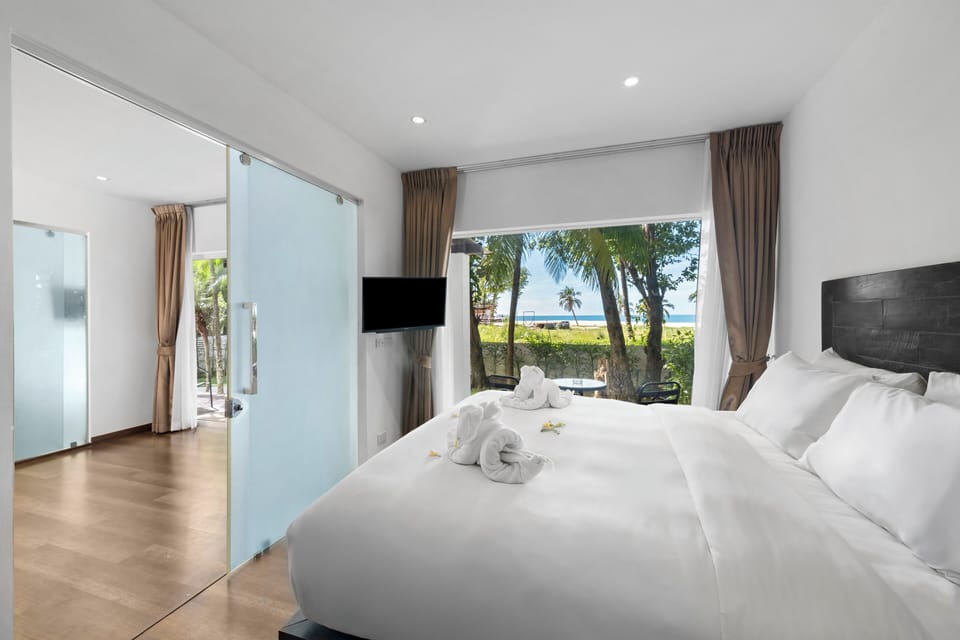 Two bedroom Seaview Deluxe Jacuzzi | Premium bedding, minibar, in-room safe, blackout drapes
