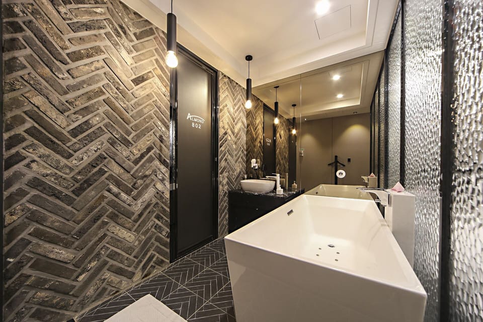 Premium Twin Room (No Breakfast on Mondays) | Bathroom | Combined shower/tub, free toiletries, hair dryer, bathrobes