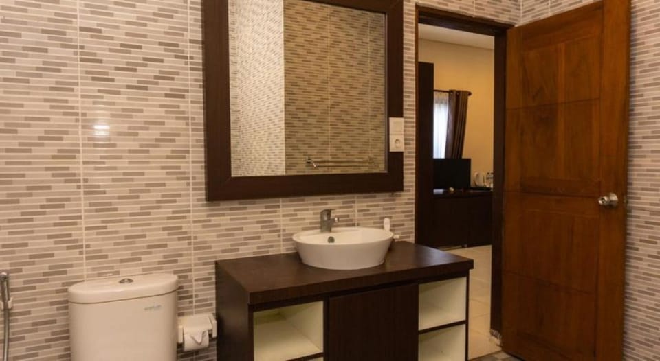 Premier Room, Balcony, Pool View | Bathroom | Shower, rainfall showerhead, hair dryer (on request), slippers