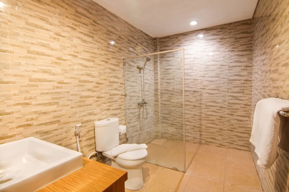 Diva Suite | Bathroom | Shower, rainfall showerhead, hair dryer (on request), slippers