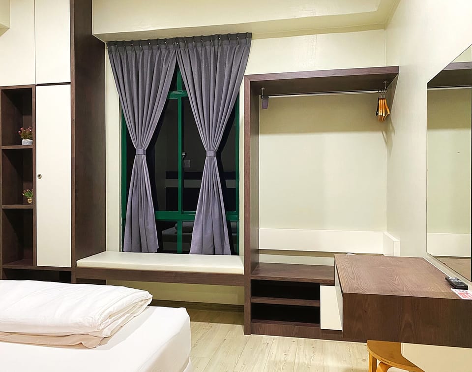 3 bedrooms, premium bedding, down comforters, memory foam beds