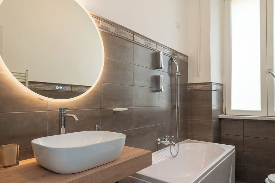 King Room | Bathroom | Free toiletries, hair dryer, bidet, towels