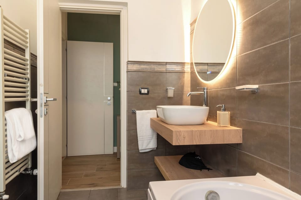 King Room | Bathroom | Free toiletries, hair dryer, bidet, towels