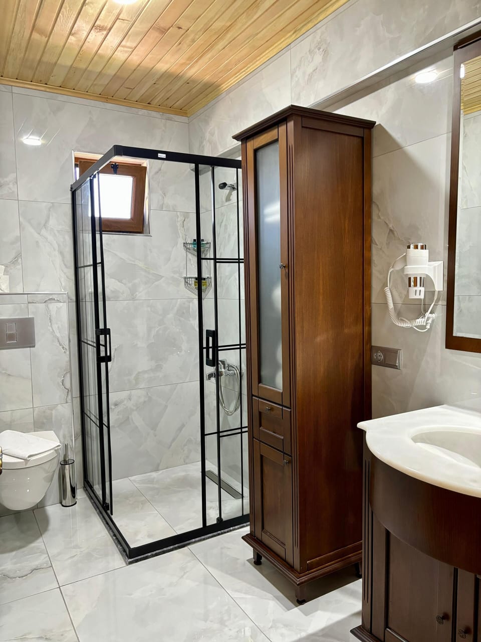 Family Suite, Annex Building | Bathroom | Combined shower/tub, free toiletries, hair dryer, slippers