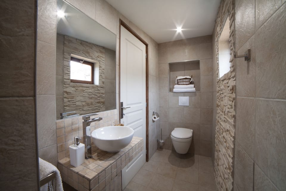 Deluxe Double Room, 1 King Bed, Garden View | Bathroom | Combined shower/tub, free toiletries, hair dryer, towels