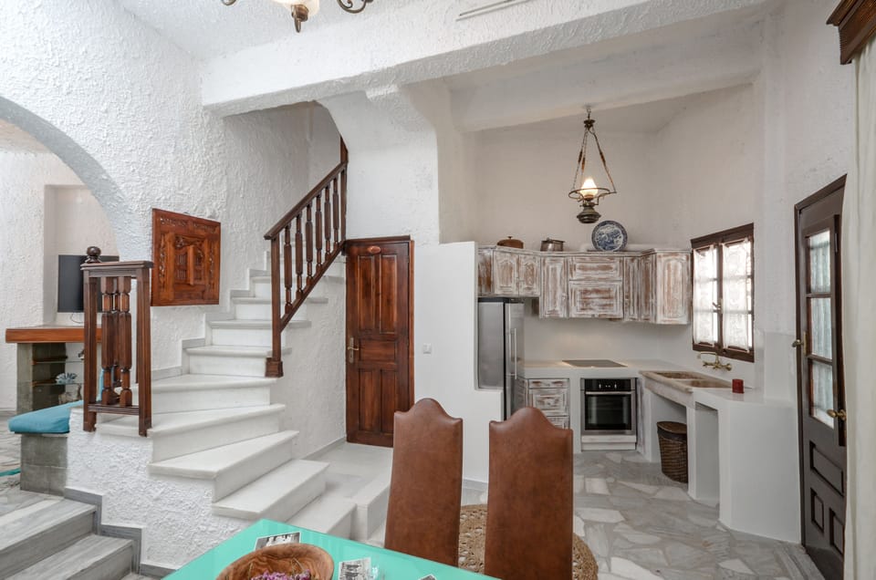 Traditional Duplex | Living area | Flat-screen TV