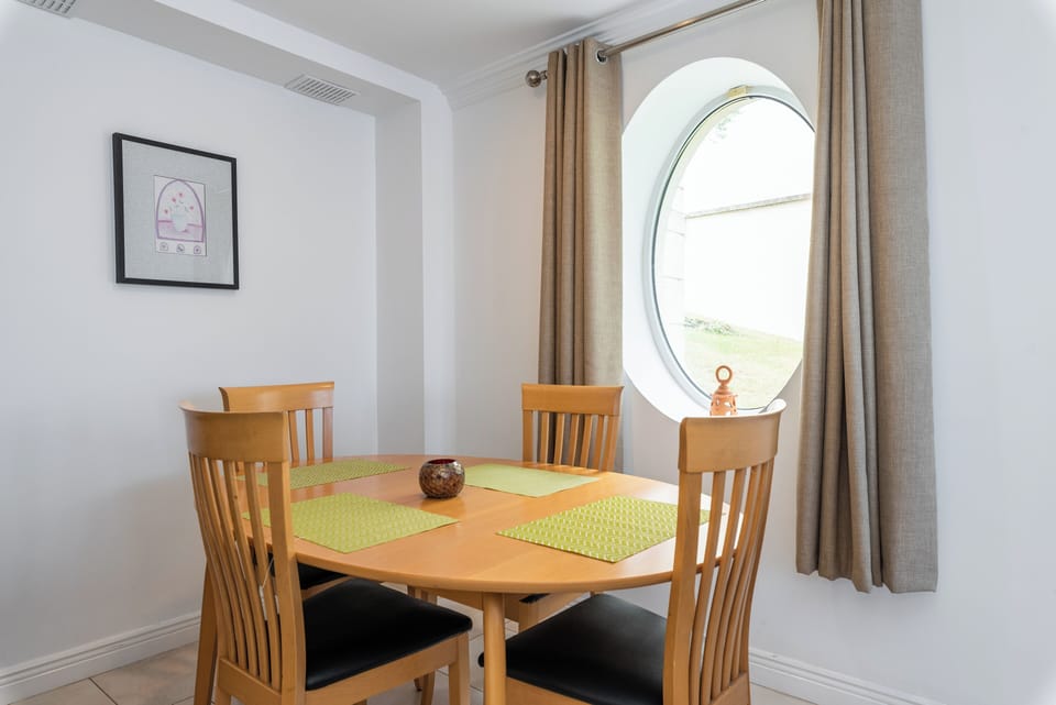 Apartment, 2 Bedrooms | In-room dining