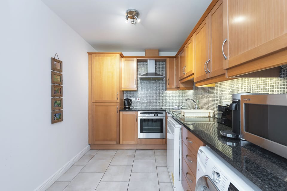 Apartment, 2 Bedrooms | Private kitchen | Fridge, microwave, oven, stovetop