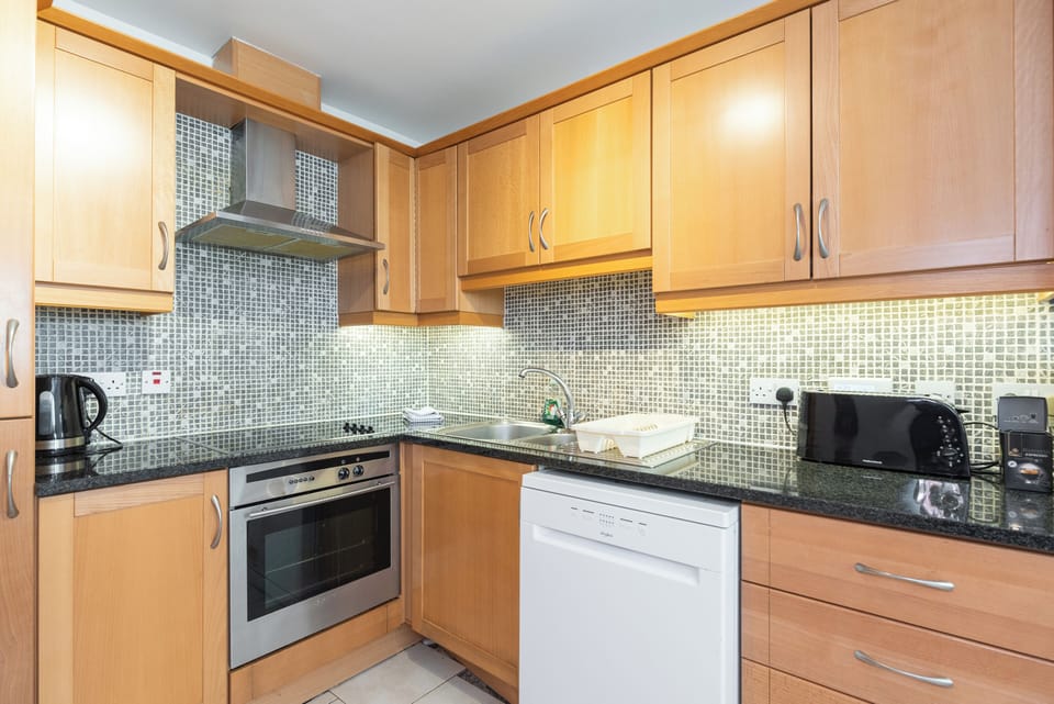 Apartment, 2 Bedrooms | Private kitchen | Fridge, microwave, oven, stovetop