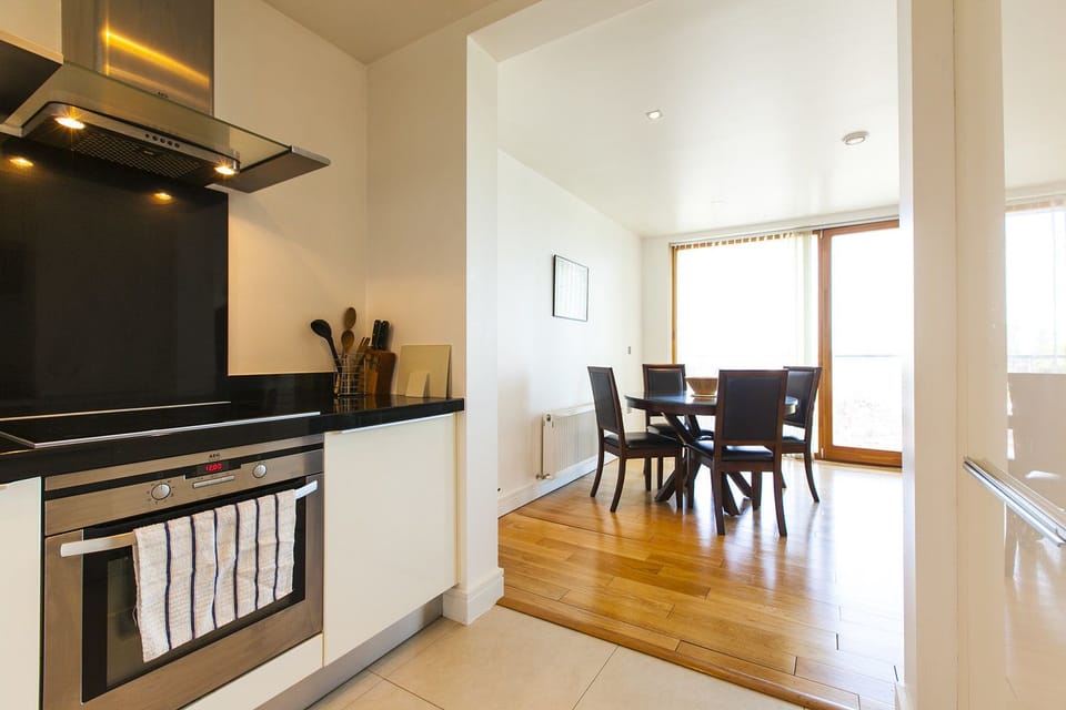 Full-size fridge, microwave, oven, stovetop