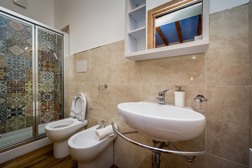 Standard Double Room | Bathroom | Shower, bidet, towels