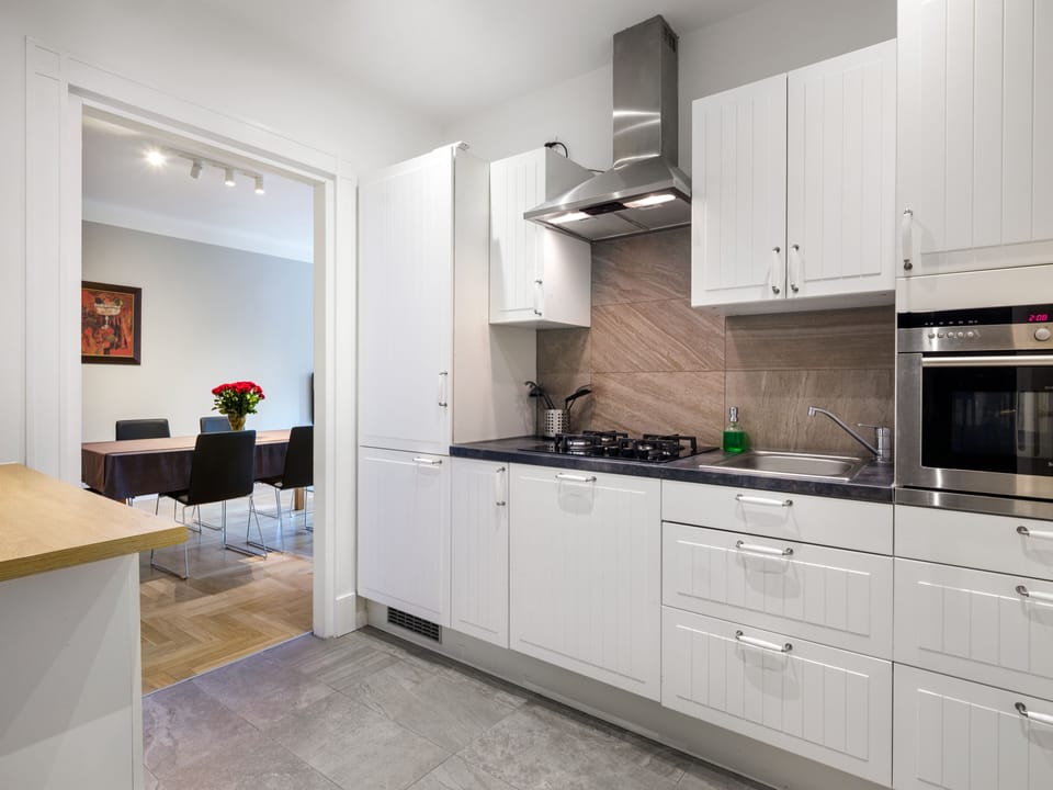 Deluxe Apartment | Private kitchen | Stovetop, coffee/tea maker, electric kettle, cookware/dishes/utensils