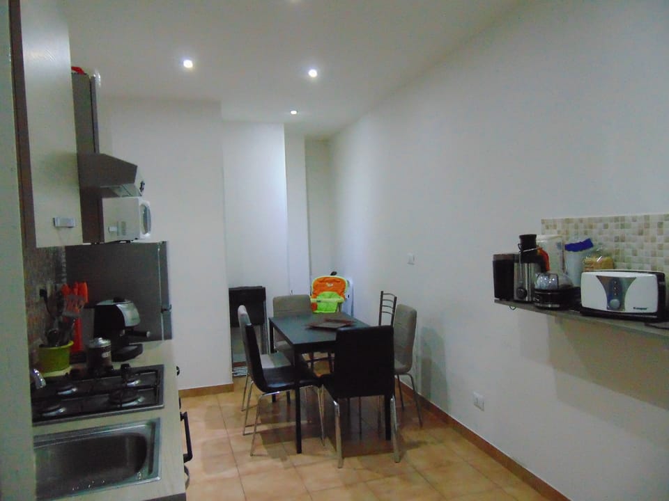 Family Apartment, 4 Bedrooms, Ensuite, Park View | Private kitchenette | Shared fridge, microwave, electric kettle, cookware/dishes/utensils