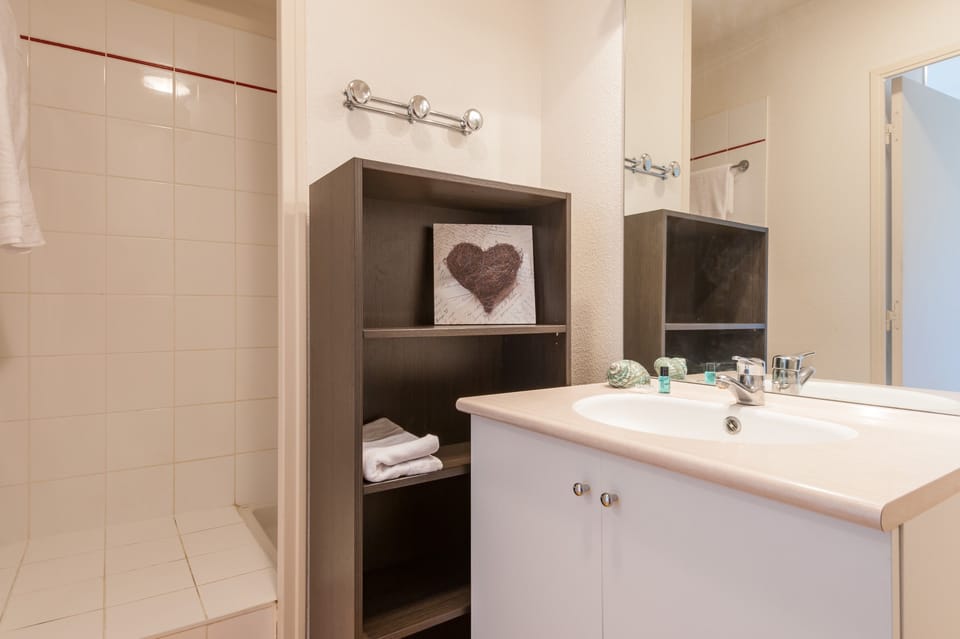 Standard Studio | Bathroom | Shower, free toiletries, towels