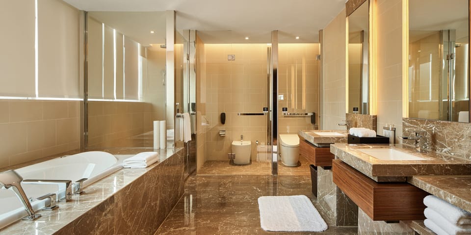 Suite, 1 King Bed, Club Lounge Access (Embassy, Lounge Access) | 1 bedroom, desk, soundproofing, free WiFi