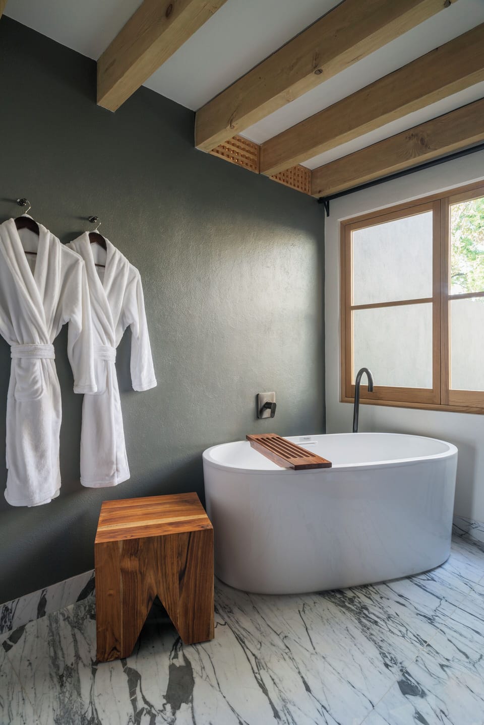 Suite 7 | Bathroom | Free toiletries, hair dryer, bathrobes, slippers