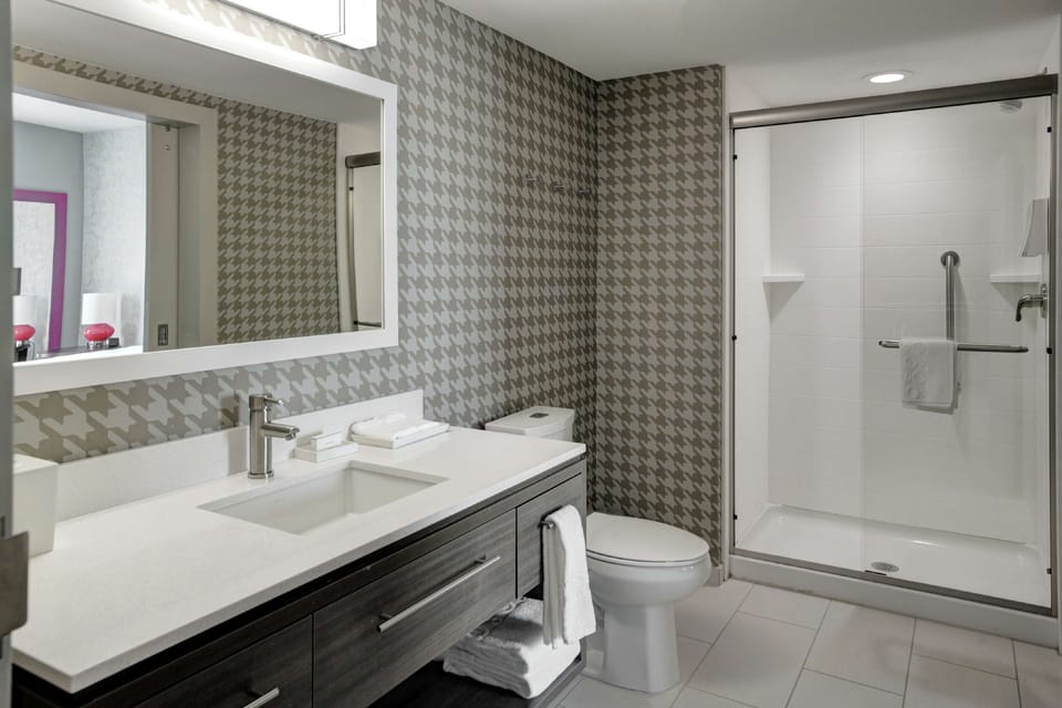 Premium Suite, 1 Bedroom, Non Smoking | Bathroom | Free toiletries, hair dryer