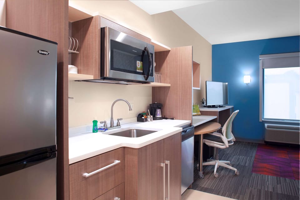 Coffee/tea maker, fridge, microwave, dishwasher