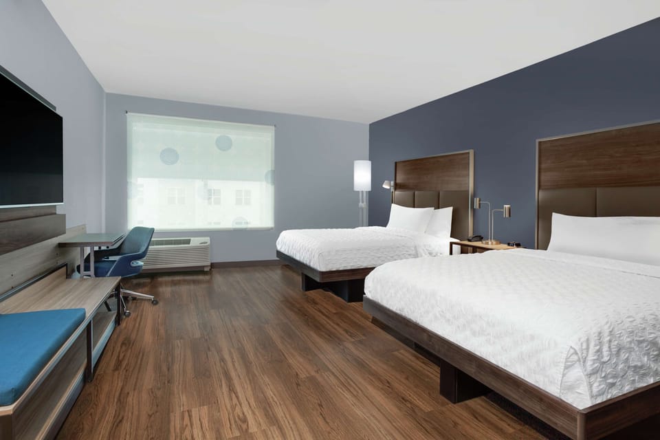 Egyptian cotton sheets, premium bedding, pillowtop beds, desk