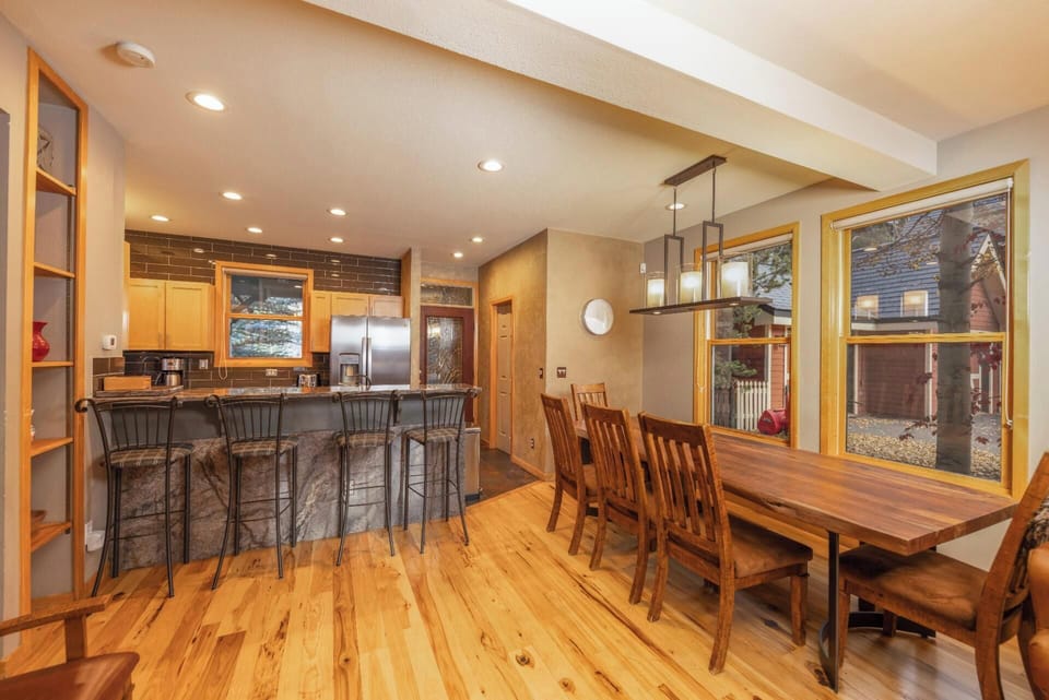 Kitchen & Dining seating