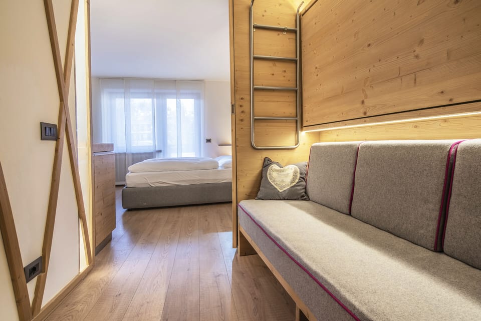 Deluxe Room | Down comforters, in-room safe, desk, WiFi (free)