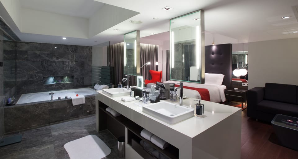 Suite (Spa Suite) | Minibar, in-room safe, desk, blackout drapes