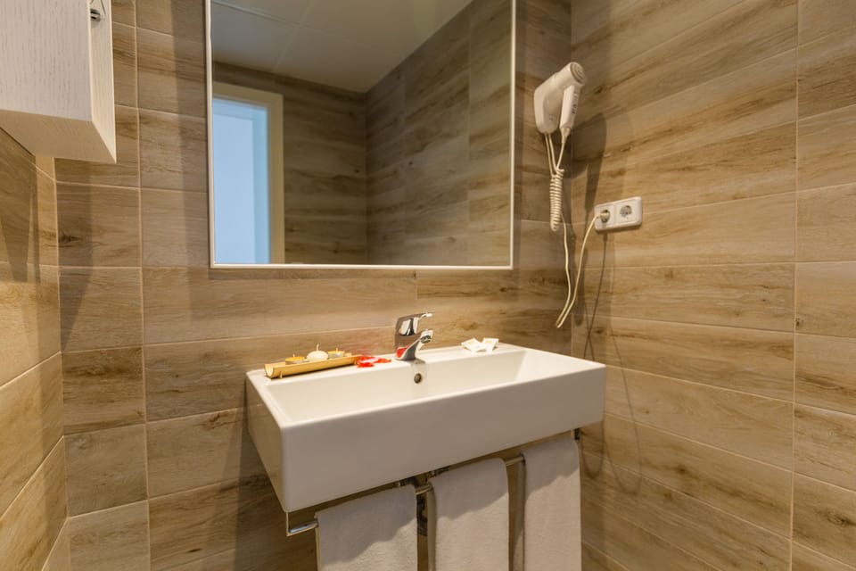 Shower, free toiletries, hair dryer, towels