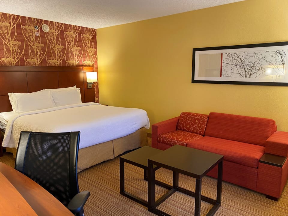 Laptop workspace, iron/ironing board, free WiFi, bed sheets