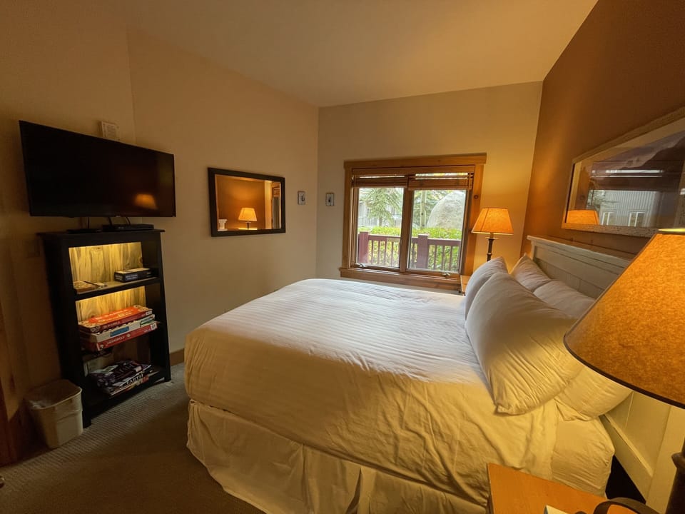 Bedroom with queen bed and ivory white linens.