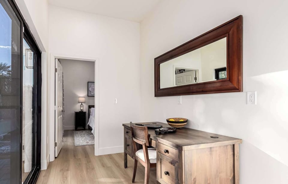 Hallway Desk option. - Wifi included 