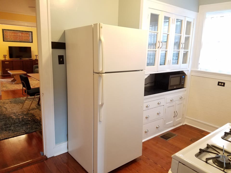 Kitchen is equipped with all the basics you could want 