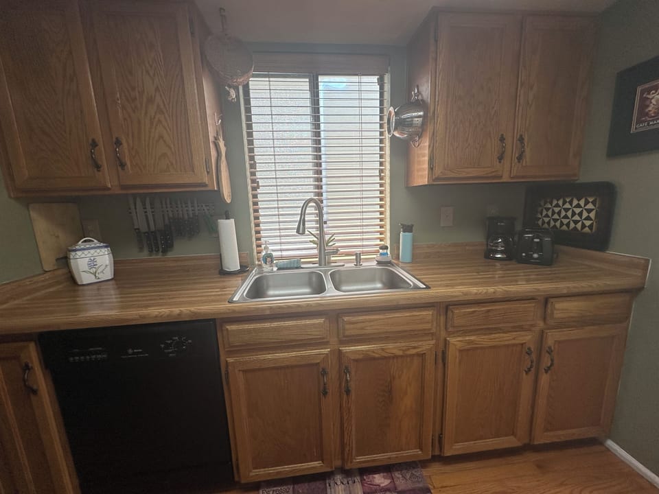 Kitchen with dishwasher, Fully stocked cookware