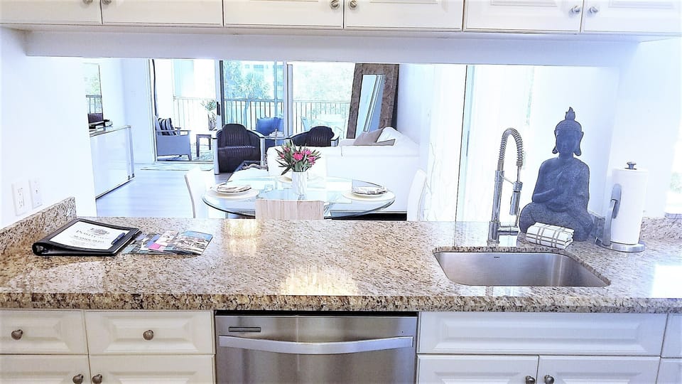 Open Kitchen ,  Lots of Counter Space