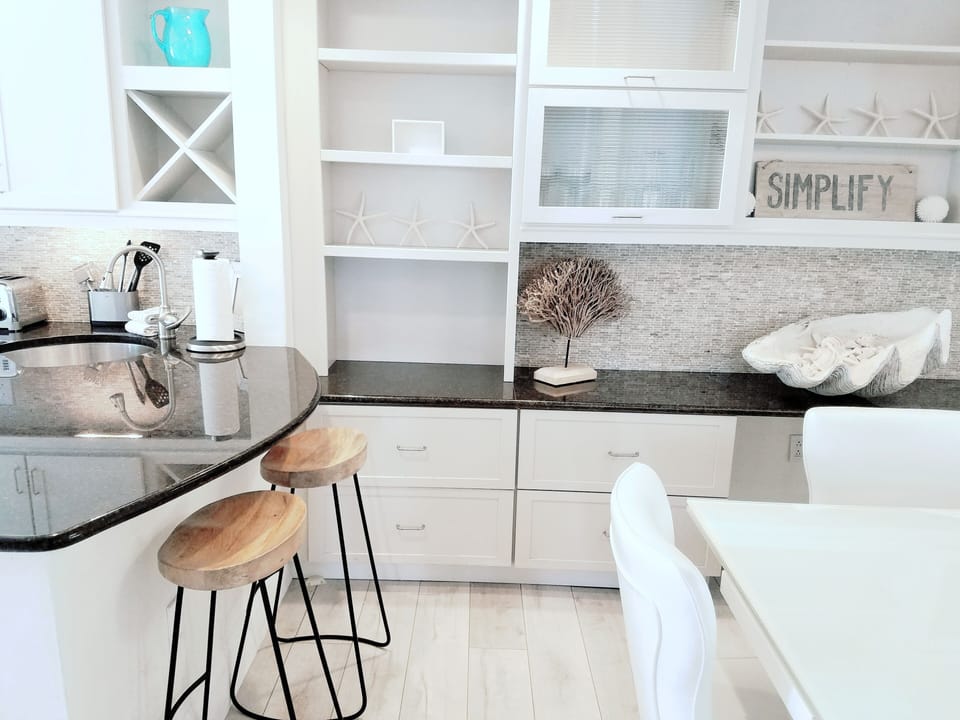 Counter Seating Included!