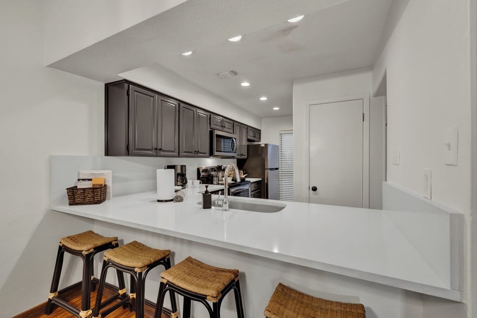 beautiful kitchen is recently updated! large gorgeous quartz counter top 