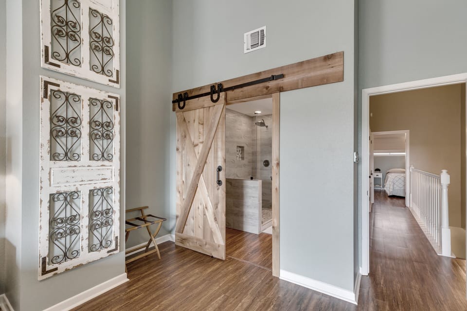 full private bath in the master bedroom