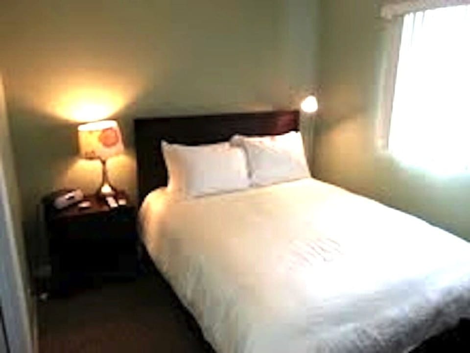Queen w/ Deluxe Linens - Bed 3