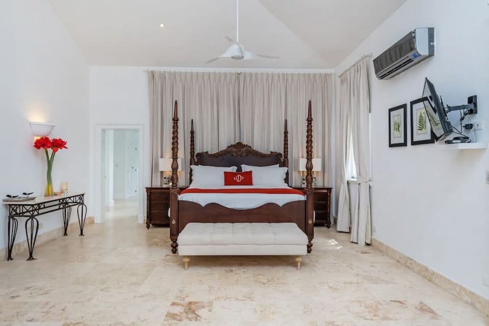 Villa Blanca: primary bedroom with King bed