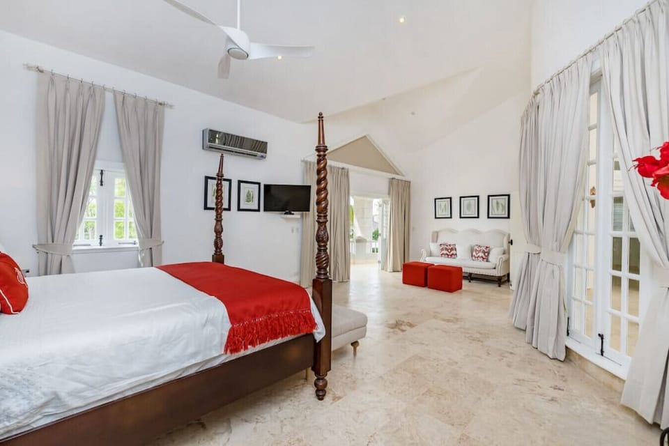 Villa Blanca: primary bedroom with King bed and TV