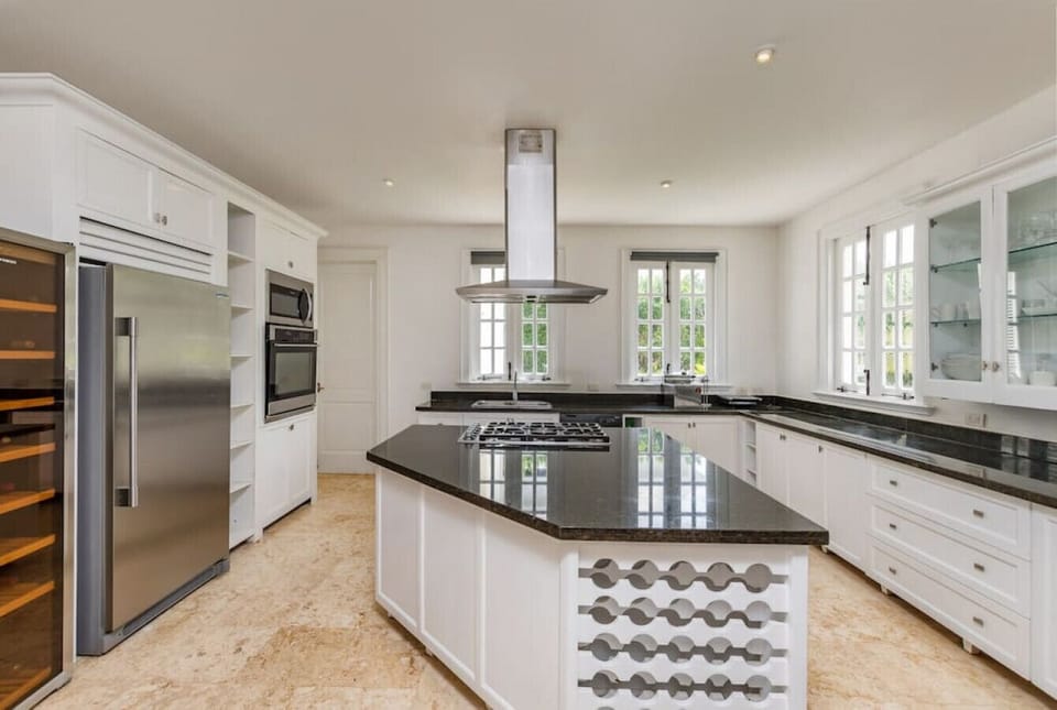 Villa Blanca: fully equipped kitchen with a private chef included
