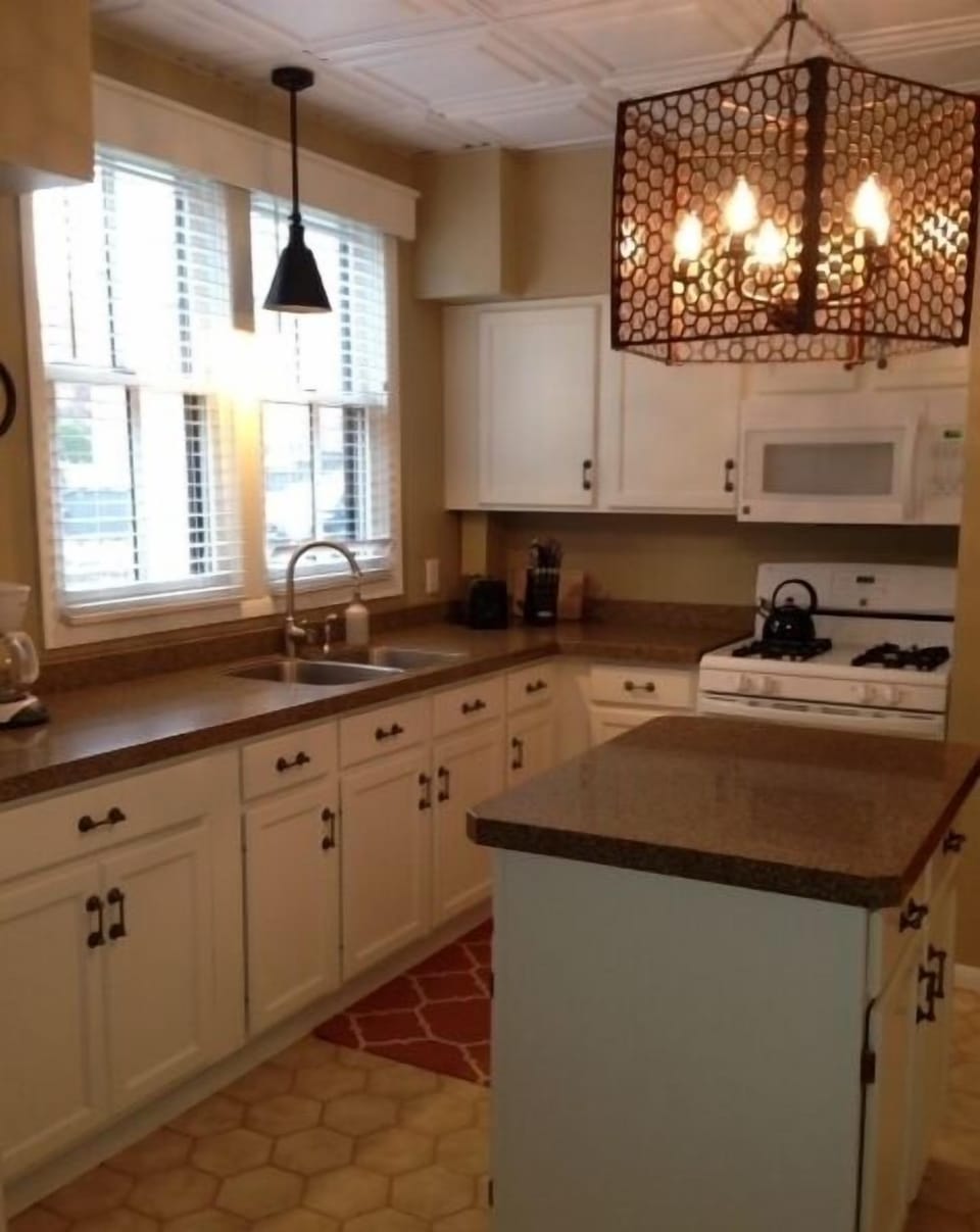 Kitchen - gas range, full sized fridge, and granite counters!