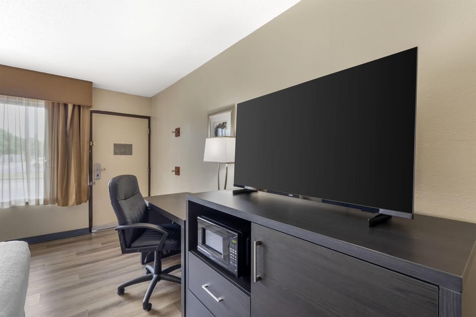 Standard Room, 1 King Bed, Accessible, Refrigerator & Microwave | Desk, blackout drapes, iron/ironing board, free cribs/infant beds