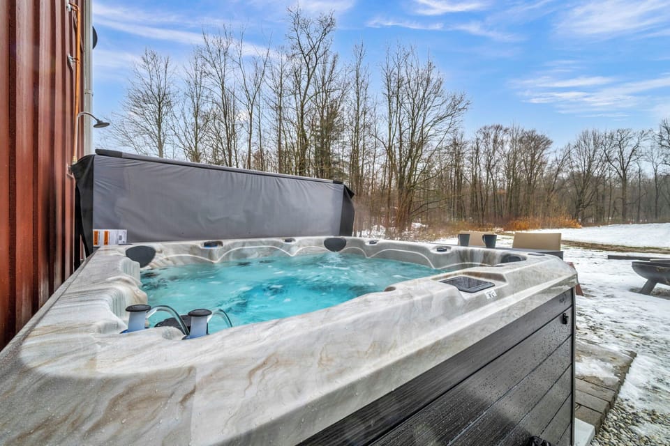 Our newly renovated hot tub is now open ✨ Unwind and soak in serene views, perfect year-round. Ideal for cozy winter evenings, relaxing getaways, or starlit nights surrounded by nature.