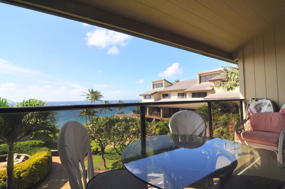 Dine on the lanai & enjoy the panoramic view.  Or relax on the  2 lounge chairs.