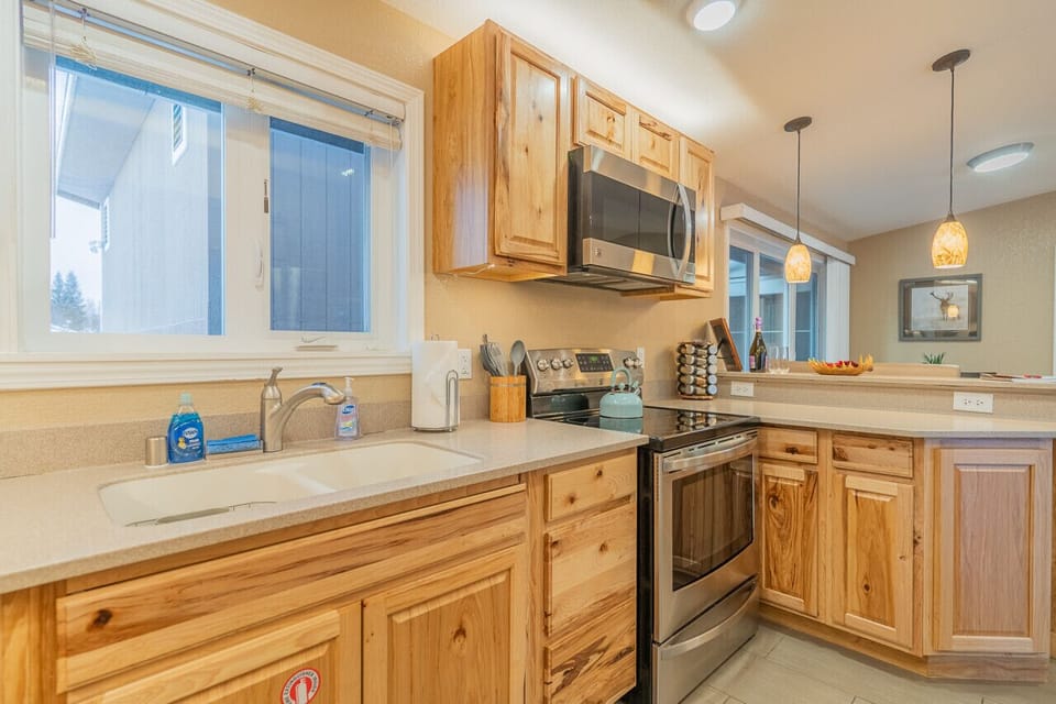 Full Kitchen Looking Towards Breakfast Bar