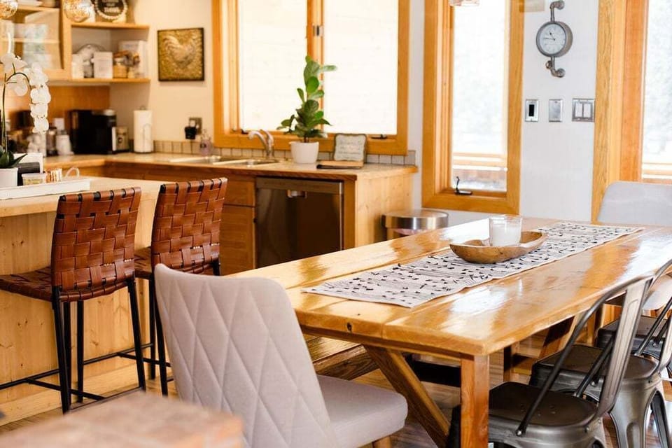 Country Meets Mountain — Rustic touches meet modern ease—thoughtful details, warm textures, and a kitchen that feels both charming and perfectly practical. 🪵✨