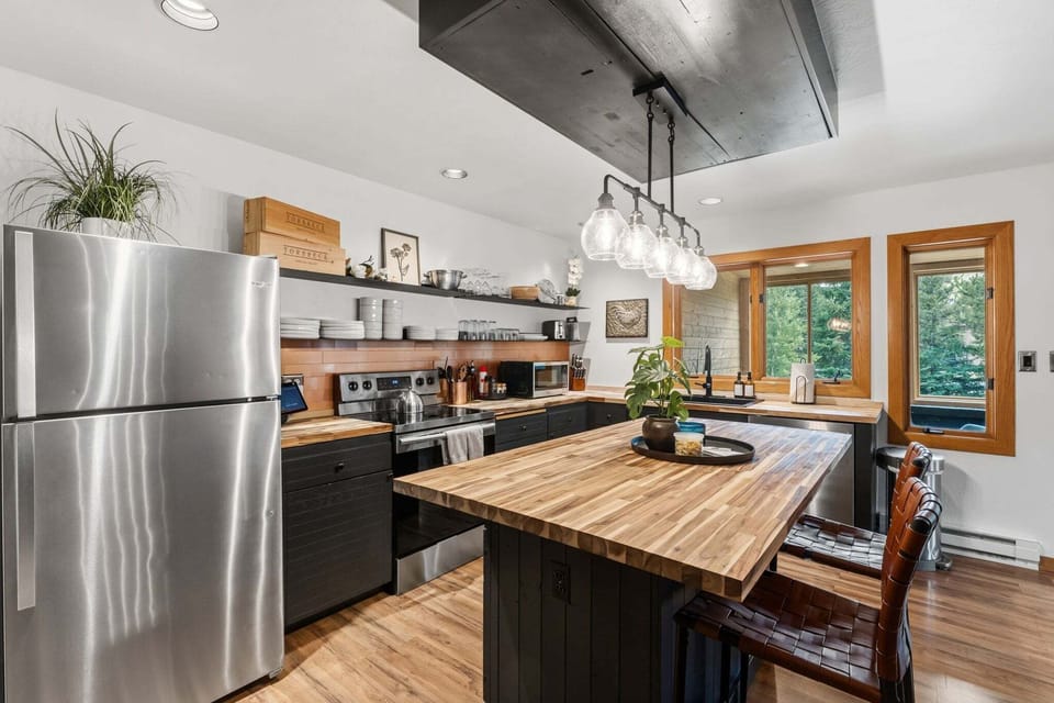 Fully Equipped Lower Kitchen — A bonus lower-level kitchen—well stocked and ready for extended stays, group meals, and easy gathering after a full day outside. 🍳🏡