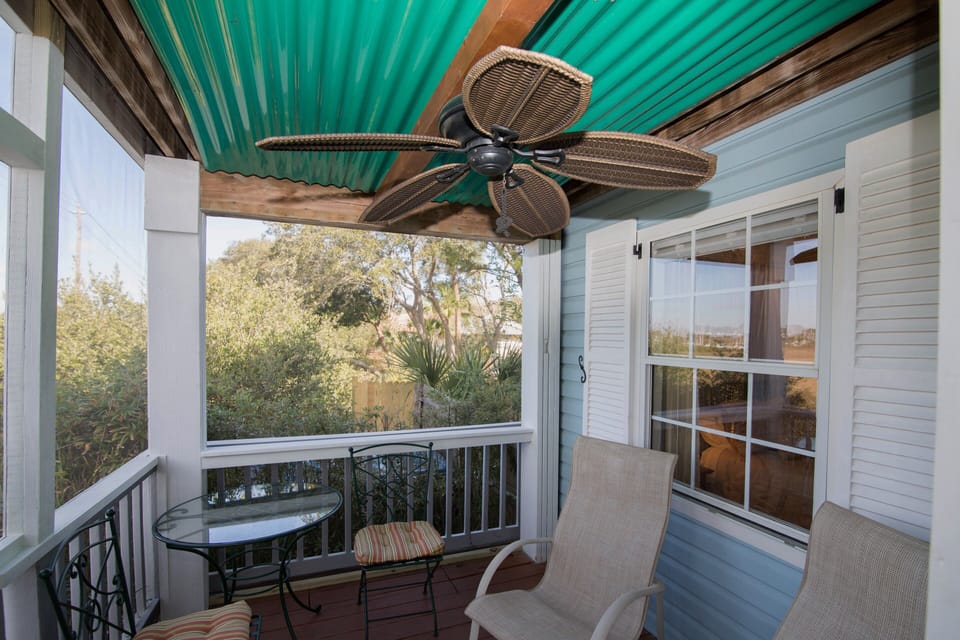 ENTRANCE TO UNIT
SCREENED PORCH