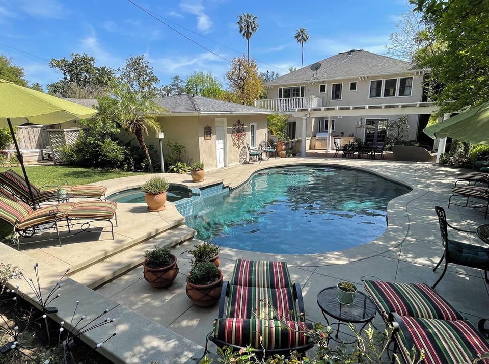 Heated Pool and Spa Outdoor Livingroom and Dining Room with Fireplace 