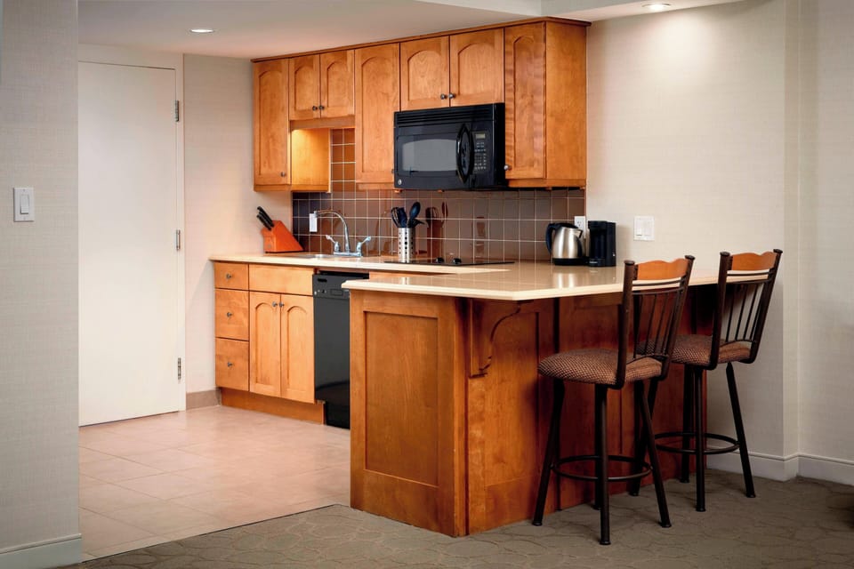 Studio Suite, 1 King Bed with Sofa bed (Kitchenette) | Private kitchen | Fridge, microwave, coffee/tea maker
